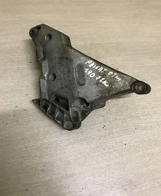 Volkswagen PASSAT B6 Engine mounting bracket 03G199207F