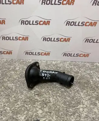 Volkswagen Touran I Engine coolant pipe/hose 06A121121C 038121121D