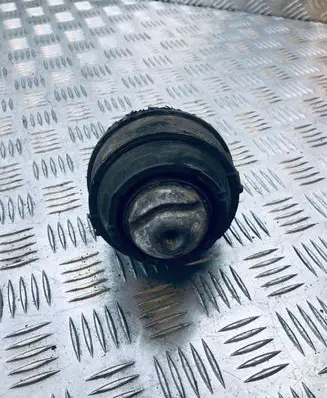 Volvo S60 Engine mount bracket