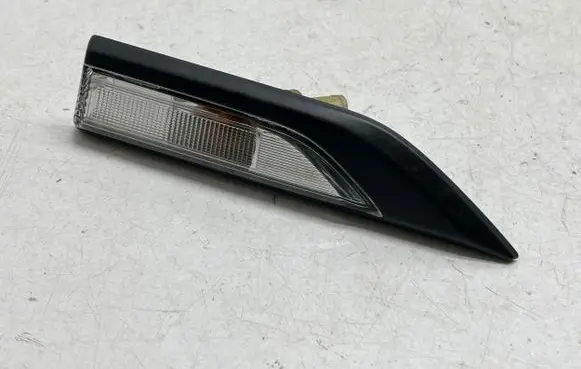 Front fender indicator light