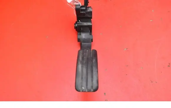 Accelerator throttle pedal