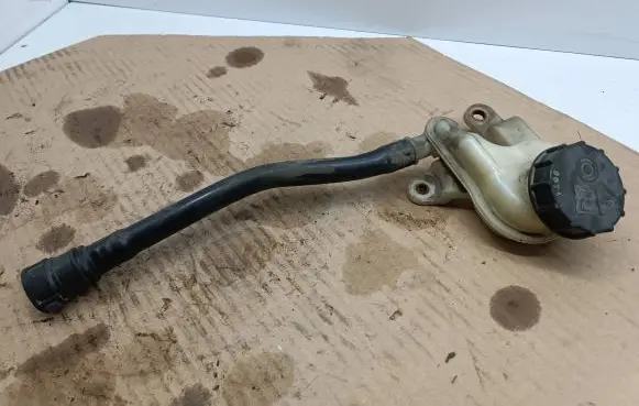 Brake fluid reservoir