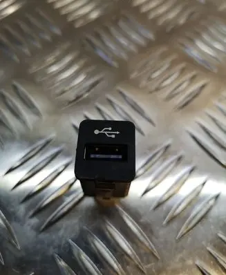 BMW X5 E70 USB socket connector 916719601