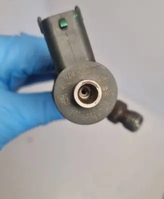 Volvo XC70 Fuel injector 30750283