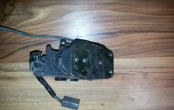 Mazda 626 Front door lock 1528007001