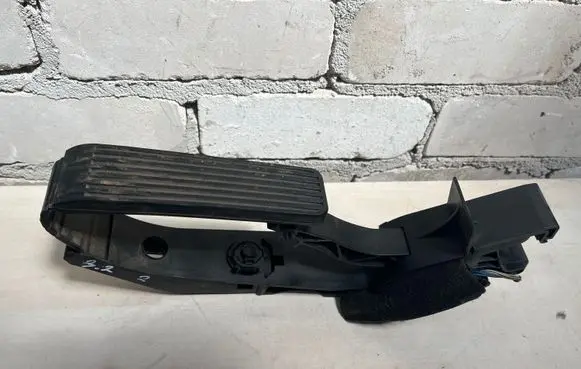 Mercedes-Benz E W211 Accelerator throttle pedal A2113000404