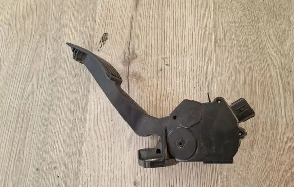 Subaru Forester SG Accelerator throttle pedal 1988007120