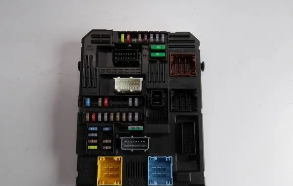 Opel Grandland X Fuse module 9819855580 1281840209 28550098