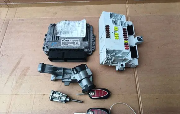 Alfa Romeo Giulietta Engine ECU kit and lock set 51892030 0261S05618