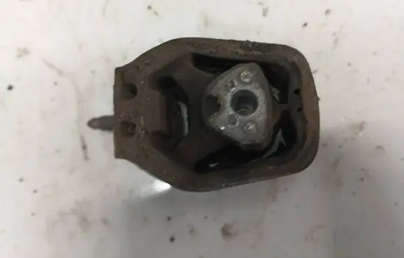 Mercedes-Benz B W245 Engine mount bracket