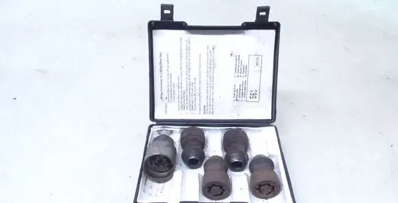 Hyundai Santa Fe Anti-theft wheel nuts and lock H3246302