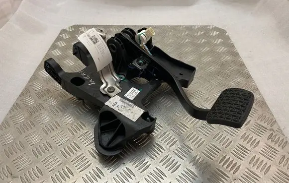 Buick Encore I Brake pedal bracket assembly 42343853 13597423