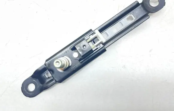 Toyota Land Cruiser (J150) Seat belt adjustment rail E563003