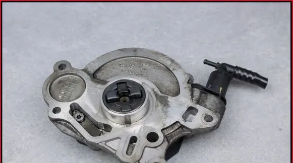 Skoda Octavia Mk2 (1Z) Vacuum pump 03L145207
