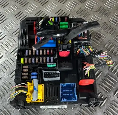 Peugeot 2008 II Fuse module 9832881080 983288108000