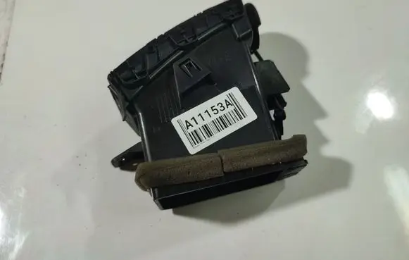 Nissan Tiida C11 Dash center air vent grill P19660