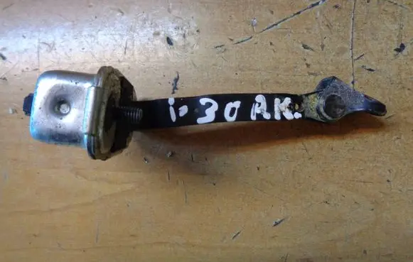 Hyundai i30 Front door check strap stopper