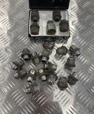 Toyota RAV 4 (XA40) Anti-theft wheel nuts and lock PK15247