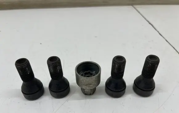 BMW 1 F20 F21 Anti-theft wheel nuts and lock 