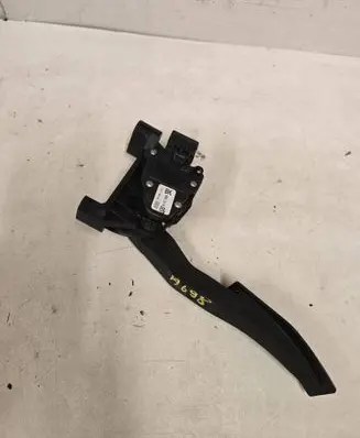 Accelerator throttle pedal