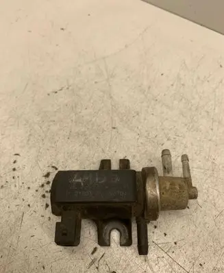 Audi A4 S4 B5 8D Vacuum valve 1H0906627A 98T044 72190325