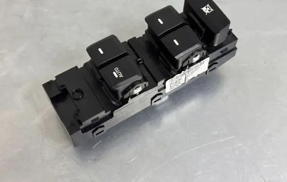 Hyundai i20 (GB IB) Electric window control switch 299131738