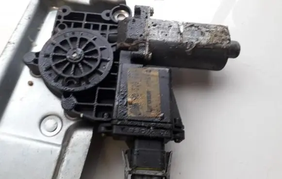 Opel Tigra A Front door window regulator motor 90520199