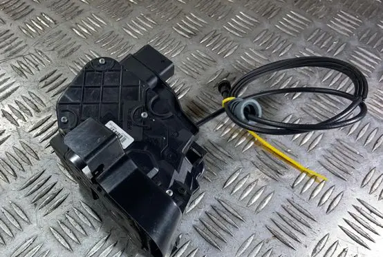 Volvo C30 Front door lock 30799311