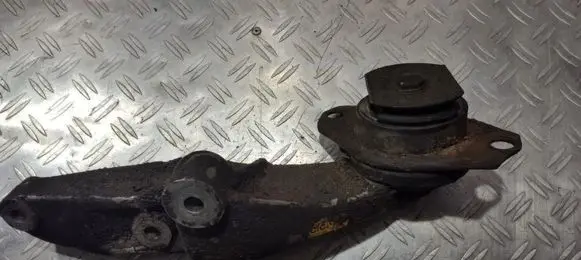 Engine mounting bracket