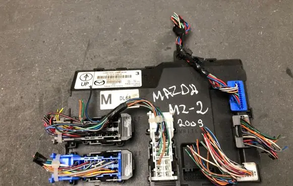 Mazda 2 Air suspension control unit module (rear) DL4467560B