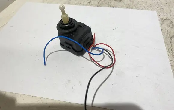 Volkswagen Golf IV Headlight level adjustment motor 1J0941295C