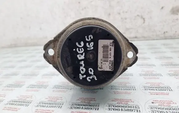 Volkswagen Touareg I Engine mount bracket 7L6199131A