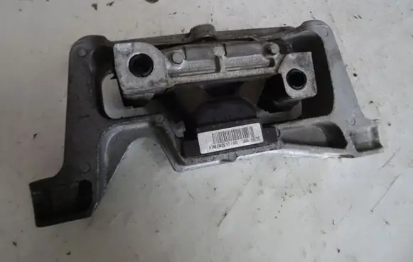 Mercedes-Benz A W176 Engine mount bracket A2462402617