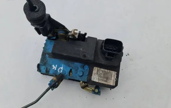 Volvo V70 Front door lock 8650544
