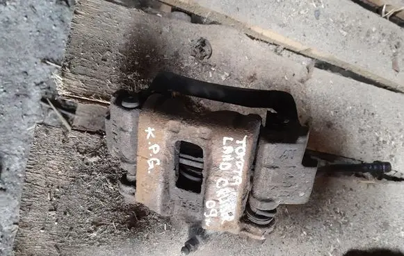 Toyota Land Cruiser (J120) Rear brake caliper