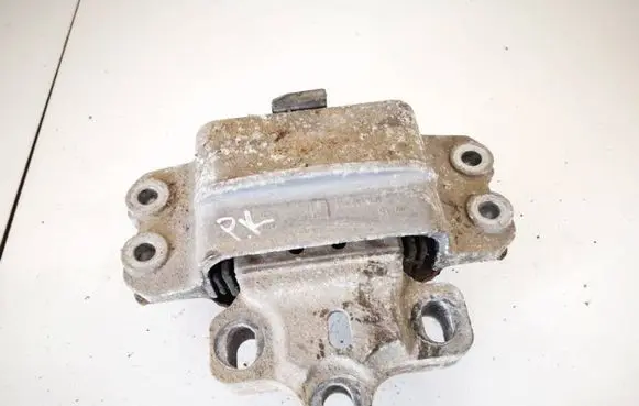 Volkswagen PASSAT CC Engine mount bracket 3c0199555