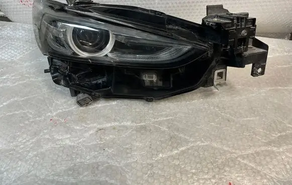 Mazda 6 Headlight/headlamp GRF551030