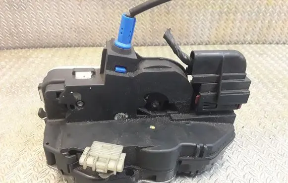 Opel Astra J Coupe door lock (next to the handle) 3023881