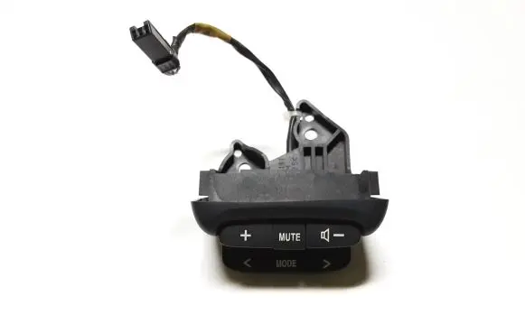 Suzuki XL7 I Steering wheel buttons/switches 75B111