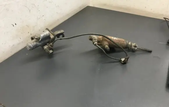 Toyota RAV 4 (XA20) Clutch slave cylinder 