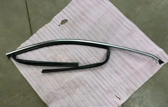 Audi Q7 4M Door glass trim 4M0837432