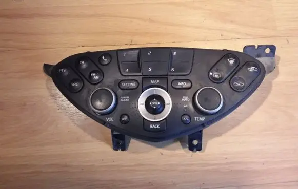 Nissan Primera Climate control unit 28395AV611