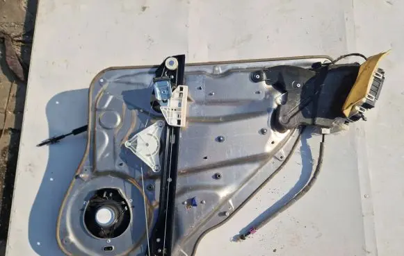 Mercedes-Benz E W212 Rear door lock A2047301335