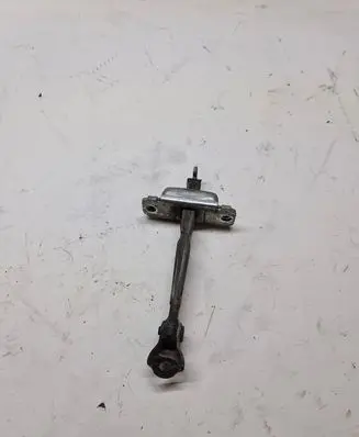 Hyundai i30 Rear door check strap stopper