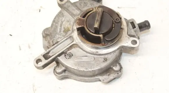 Audi A4 S4 B7 8E 8H Vacuum pump 06D145100E