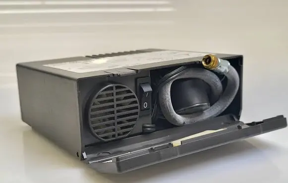 Volkswagen PASSAT B6 Tire air pump compressor 8D0012615C