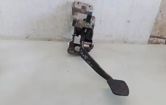 Nissan X-Trail T30 Clutch pedal 
