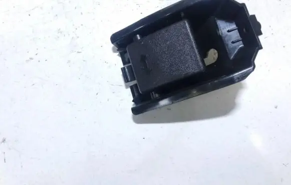 Suzuki Grand Vitara II Engine bonnet (hood) release handle