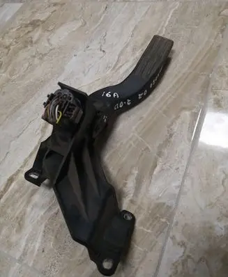 Ford Mondeo Mk III Accelerator throttle pedal 1S719F836BB