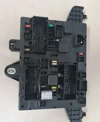 Opel Zafira C Fuse module 13368651